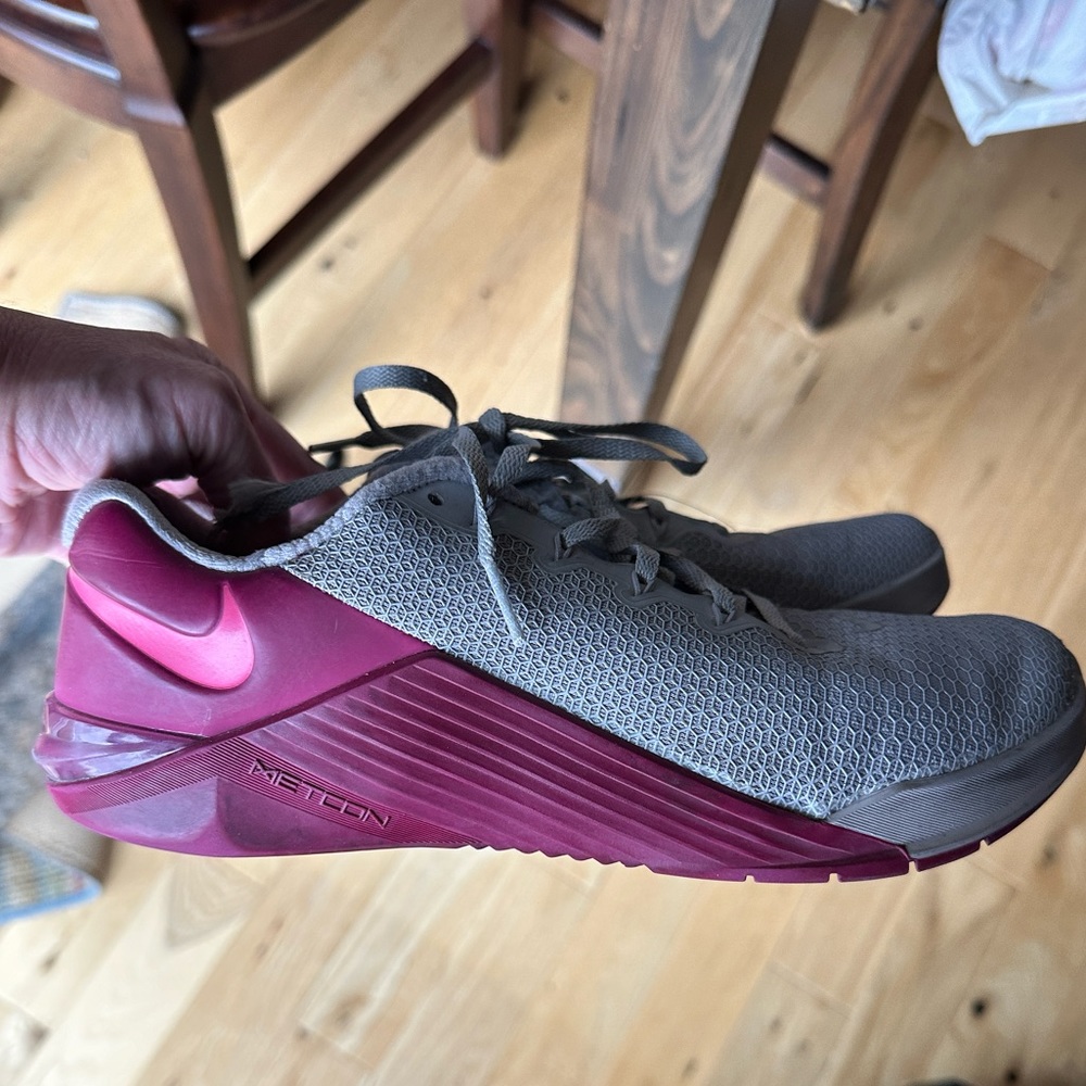 Size 10 Women’s Nike Metcon 5 - grey and magenta